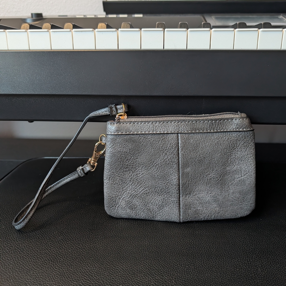 Wilson’s Leather Metallic Gray‎ Leather Wristlet
